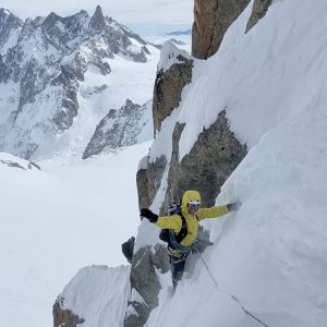 Escalade sur neige et glace en haute montagne dans les Alpes françaises