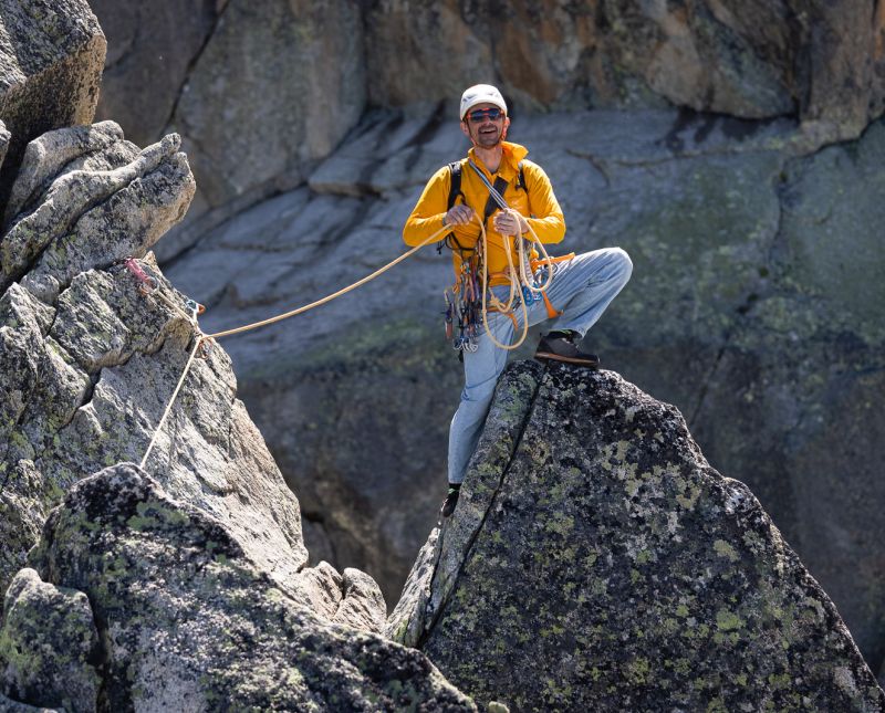 Guide accompagnant des grimpeurs sur l’arête des Papillons