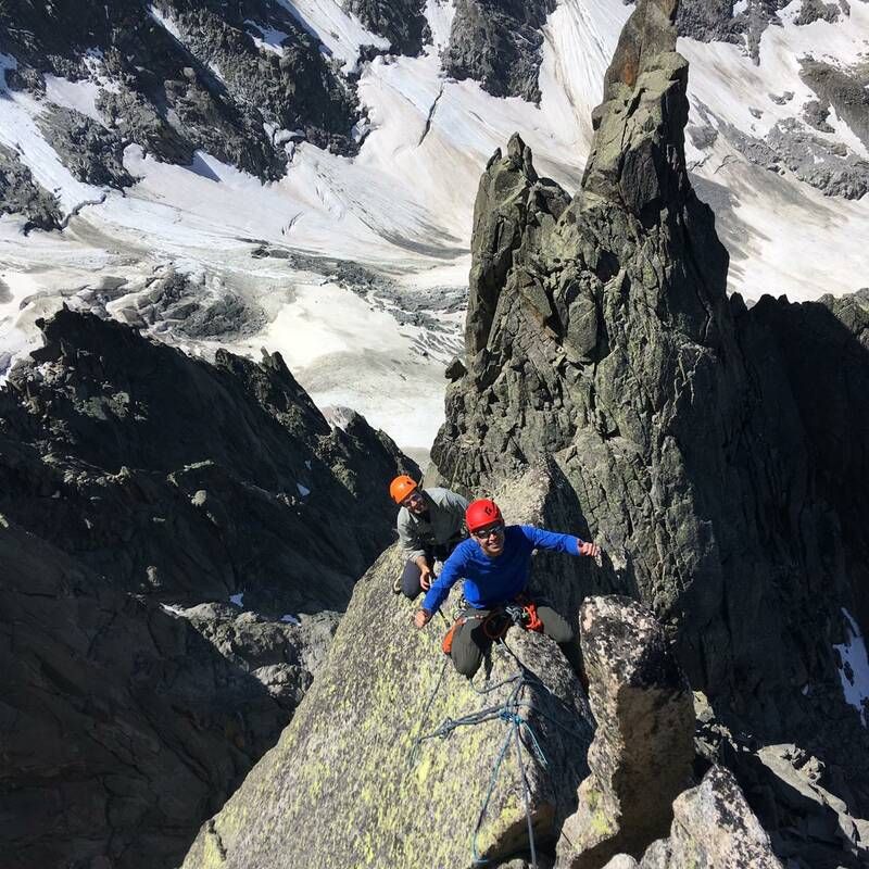 Grimpeurs en traversée sur l’arête des Papillons, Chamonix