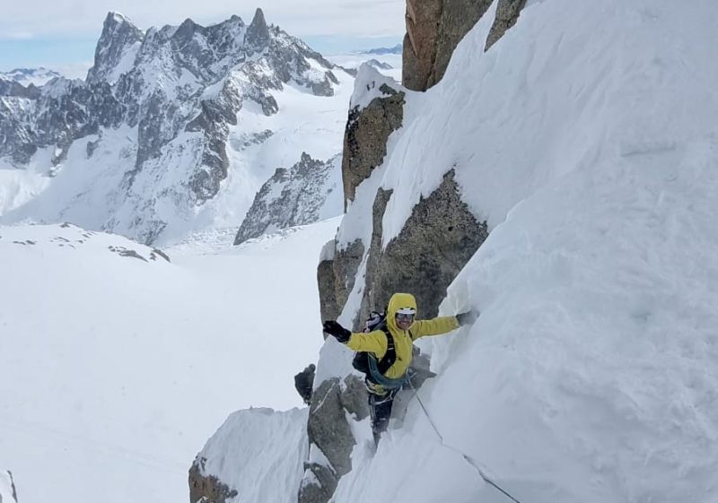 Escalade sur neige et glace en haute montagne dans les Alpes françaises