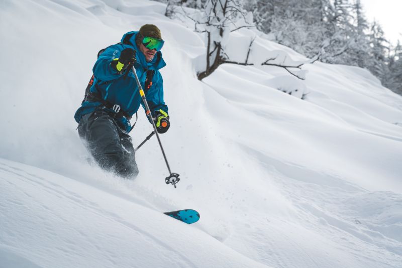 Chamex ski instructor Sebastien skiing powder on the Chamonix off-piste course