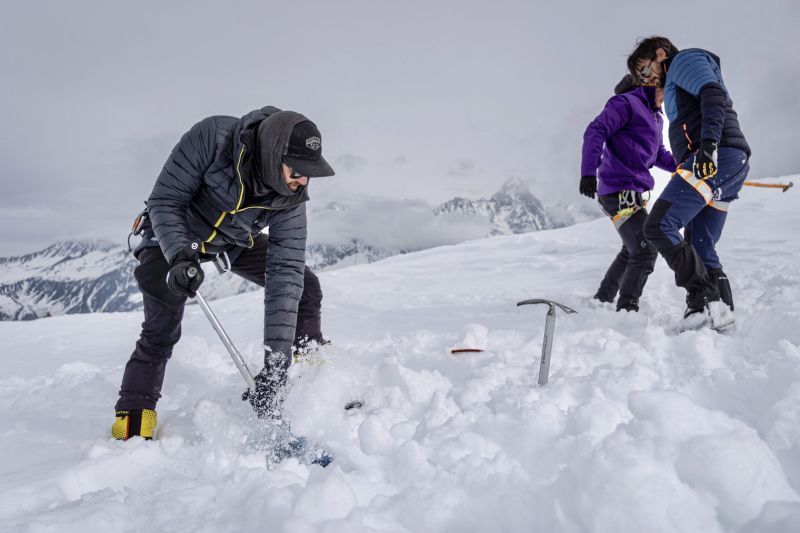 Stage d’alpinisme hivernal avancé à Chamonix en terrain glaciaire avec guide UIAGM