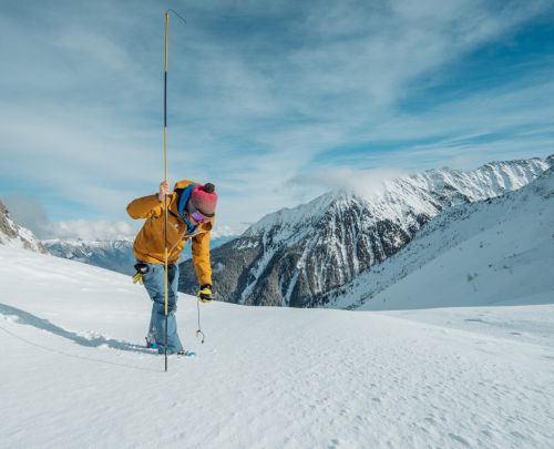 Student using avalanche transceiver during course