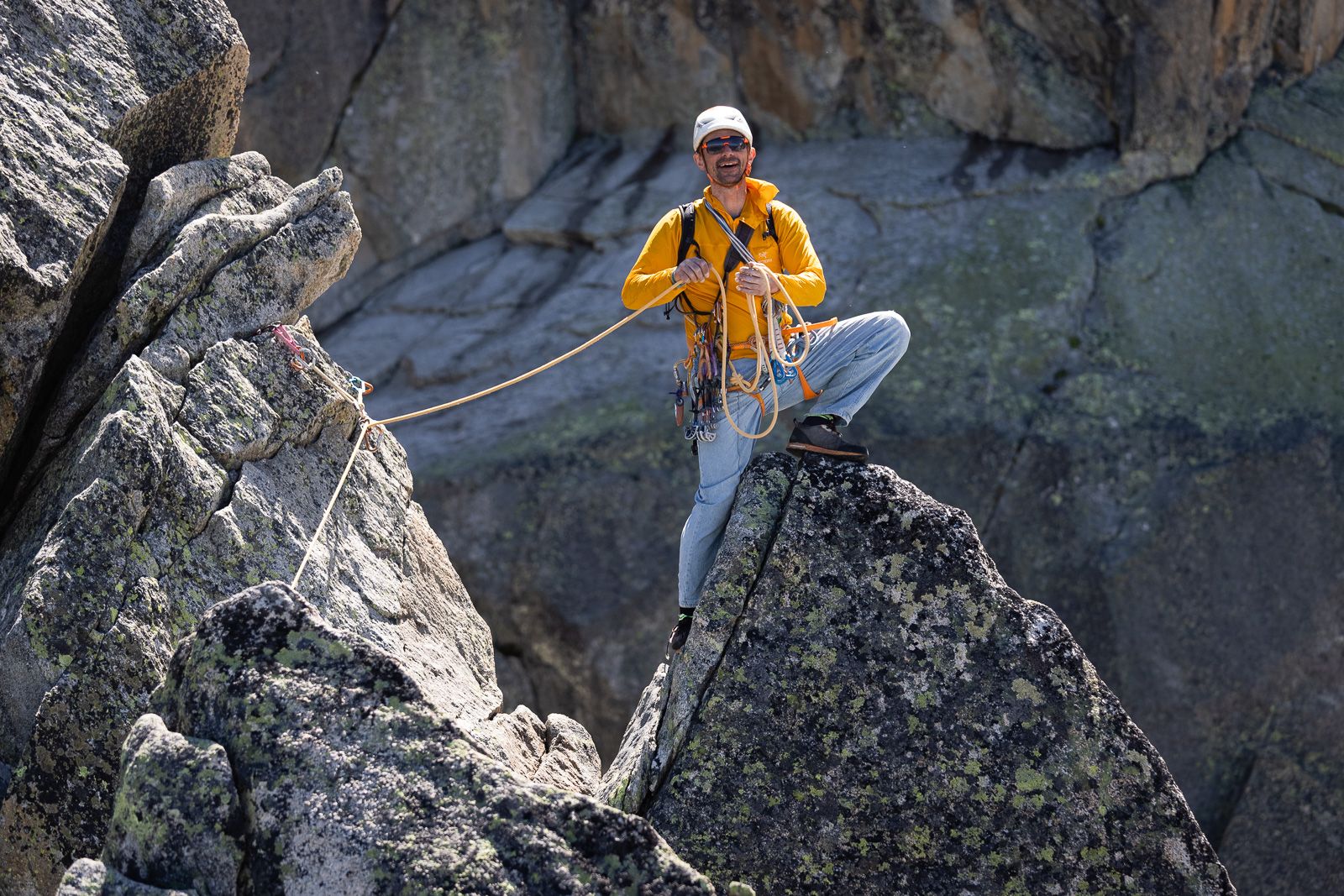 Guide accompagnant des grimpeurs sur l’arête des Papillons