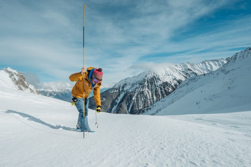 Student using avalanche transceiver during course