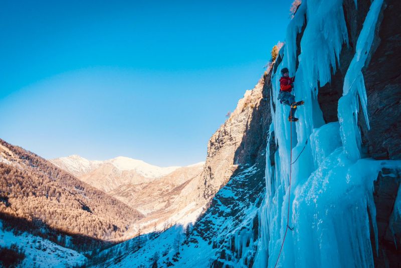 Escalade sur glace en montagne dans les Alpes françaises