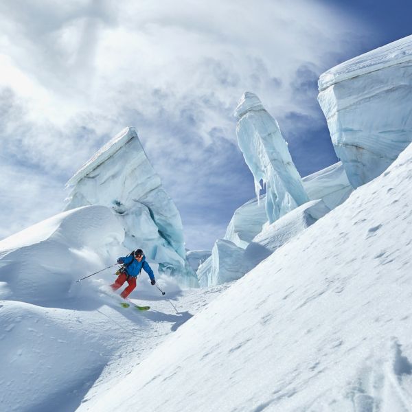 skiers descending the Aiguille du Midi ridge secured by Vallee Blanche ski guides